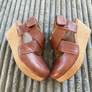 Corkys Case Closed Wedge Cognac US 8 Closed Toe Heels Faux Leather Limited Edit.